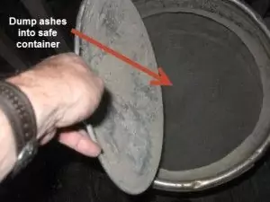 Dump Weber One Touch Ash Pan