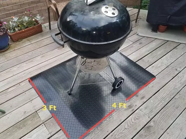 Charcoal grill 2025 mat for deck